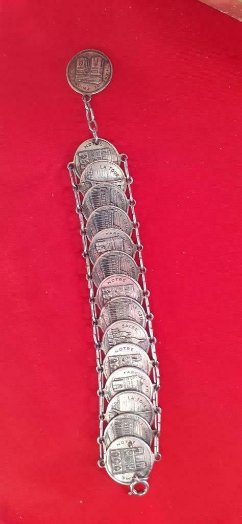 Bracelet argenté 13 médailles monument de Paris, Bijoux, Sacs & Beauté, Bracelets, Argent, Argent, Enlèvement ou Envoi