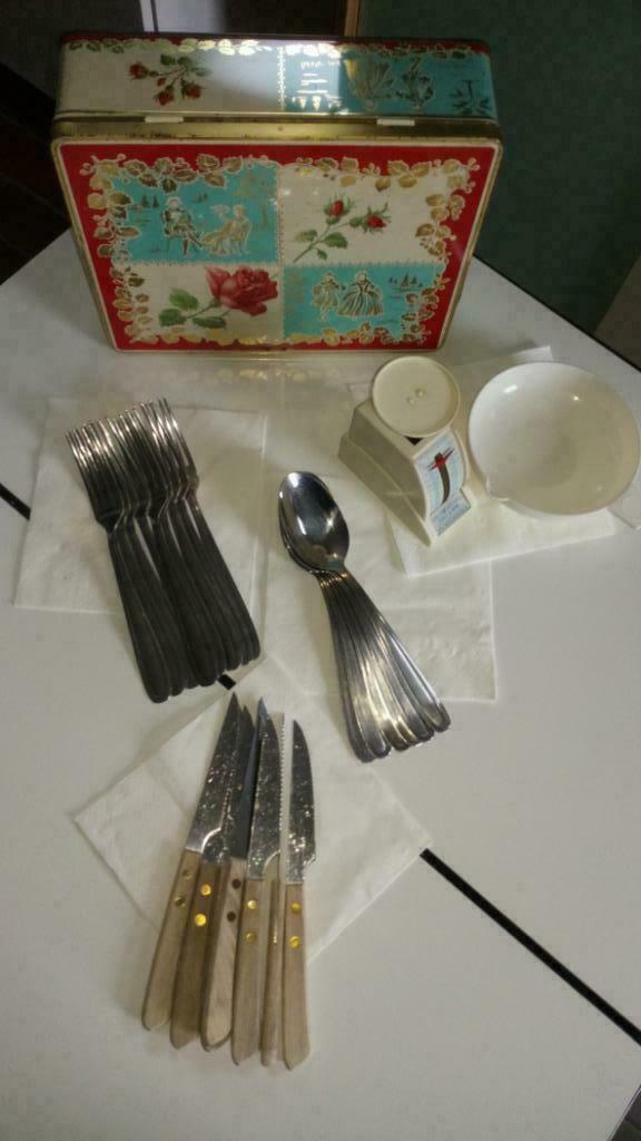 Lepels,vorken en messen in antieke blikken doos !, Maison & Meubles, Cuisine | Couverts, Enlèvement, Utilisé, Inox ou Chrome