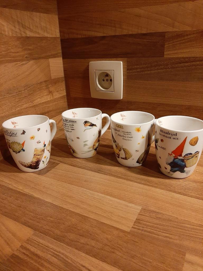 Set 4 tassen Rien Poortvliet. Als nieuw., Ophalen of Verzenden, Zo goed als nieuw, Overige stijlen, Kop(pen) en/of Schotel(s)