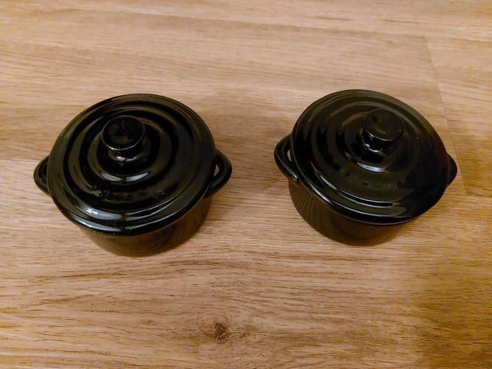 Twee kleine zwarte vuurvaste potten, Huis en Inrichting, Keuken | Potten en Pannen, Ophalen of Verzenden