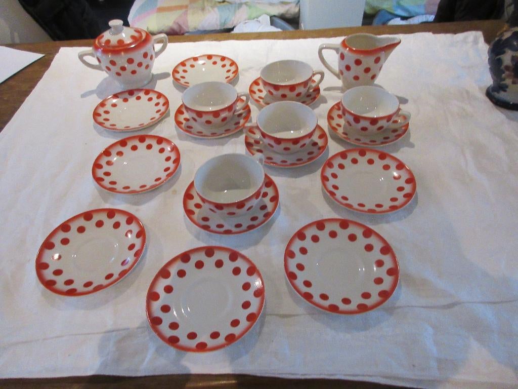 Deel van oud servies met oranje rode bolletjes vintage, Ophalen