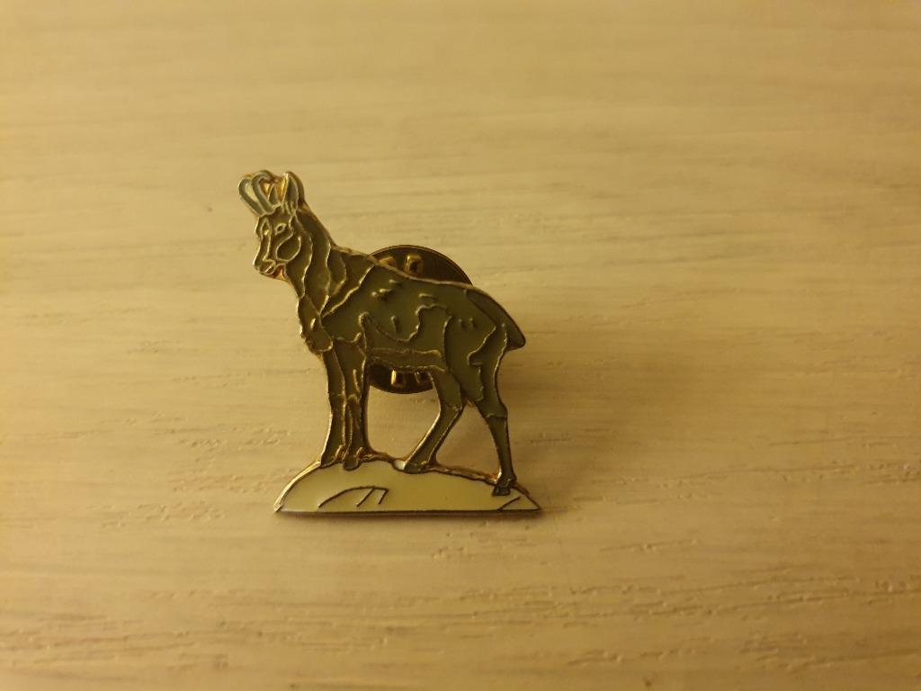 pin's avec un bouc vintage années 90, Enlèvement ou Envoi, Comme neuf, Animal et Nature, Insigne ou Pin's