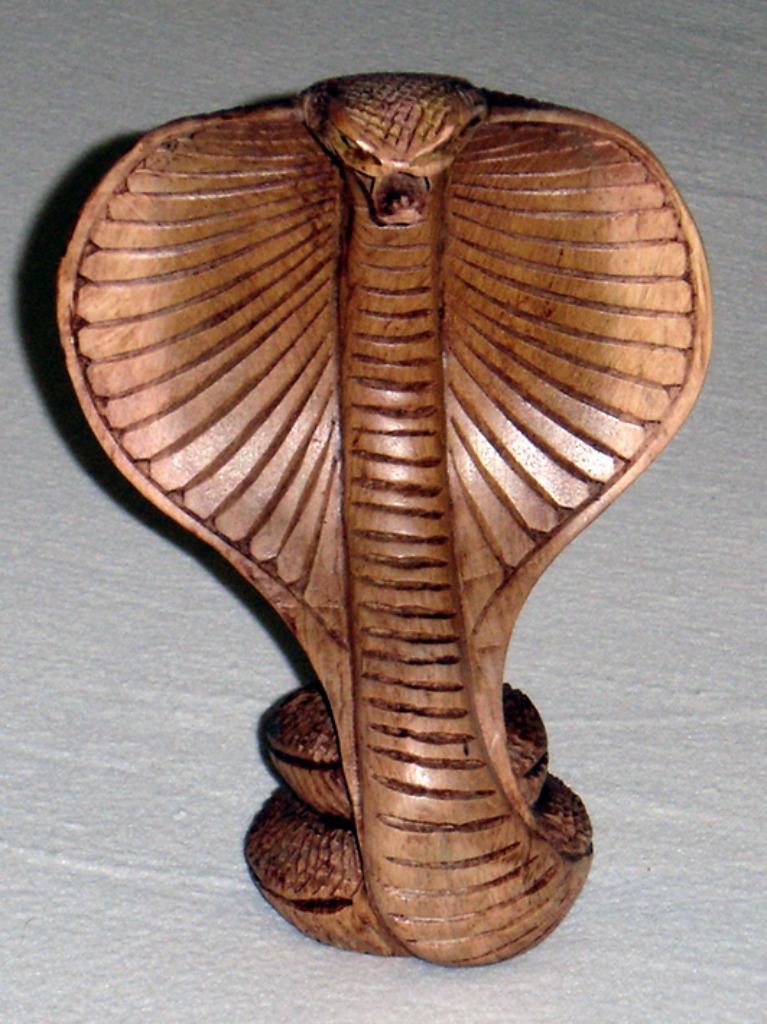 Eikenhouten COBRA gedetailleerd handgesneden beeld H31cm, Antiquités & Art, Envoi
