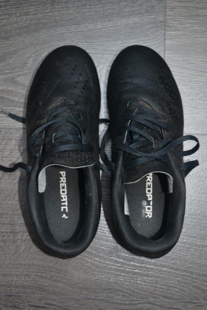 Chaussures de foot Adidas Predator noires - pointure 35, Sports & Fitness, Football, Utilisé, Chaussures, Enlèvement ou Envoi