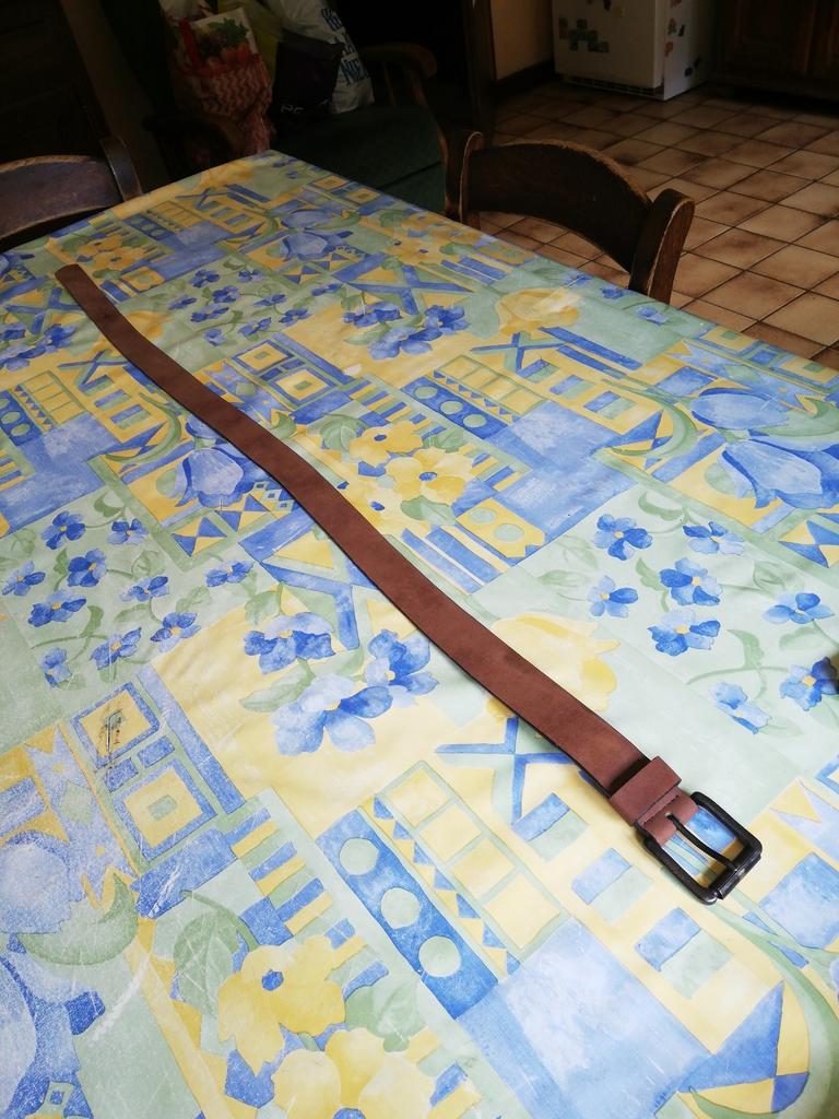 Ceinture homme brune. 95cm L. 3.5cm large., Enlèvement ou Envoi, Comme neuf, Ceinture