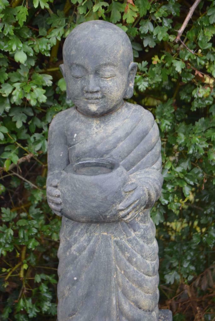 Shaolin monnik (boeddha) met verweerde stenen kom, Tuin en Terras, Ophalen, Zo goed als nieuw, Steen, Boeddhabeeld