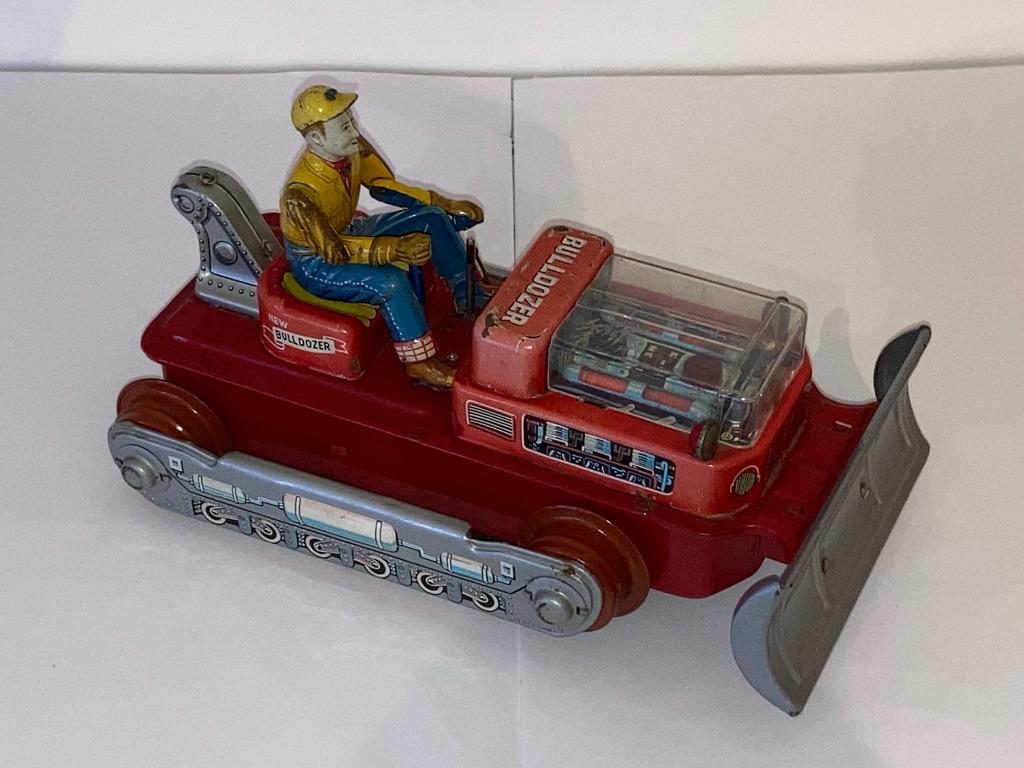 Bulldozer rouge en tole et son pilote Japan tin toy vintage, Enlèvement ou Envoi