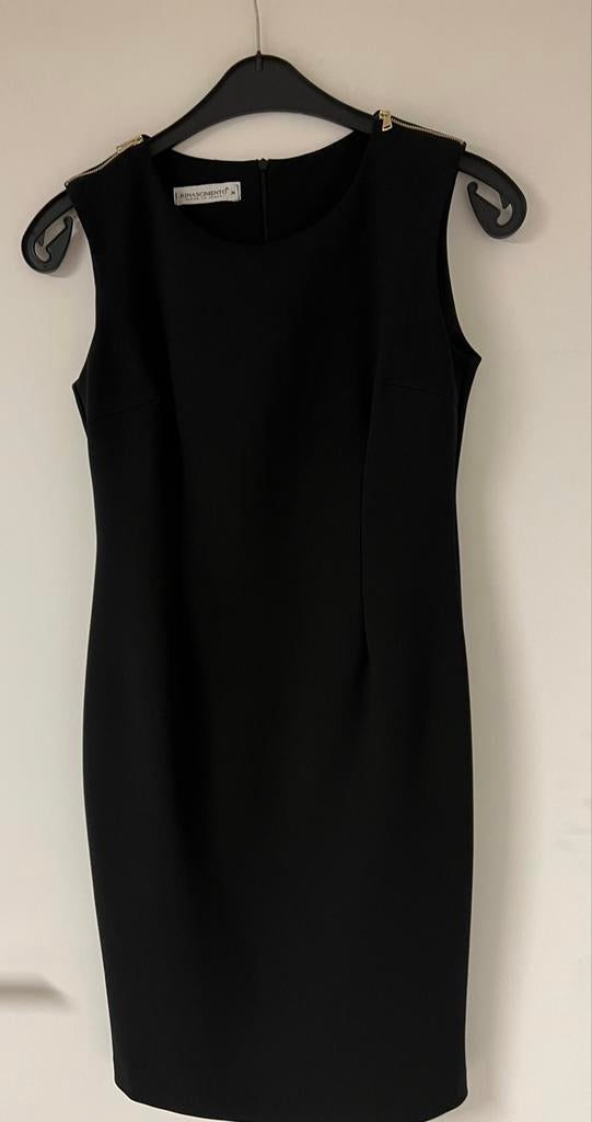 Petite robe noire avec joli détail sur les épaules, Taille 38/40 (M), Enlèvement ou Envoi, Au-dessus du genou, Comme neuf