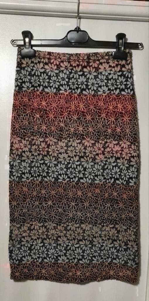Jupe rembourrée, fleurs brodées, S (plus jolie que sur la ph, Vêtements | Femmes, Jupes, Enlèvement ou Envoi, Porté, Taille 36 (S)