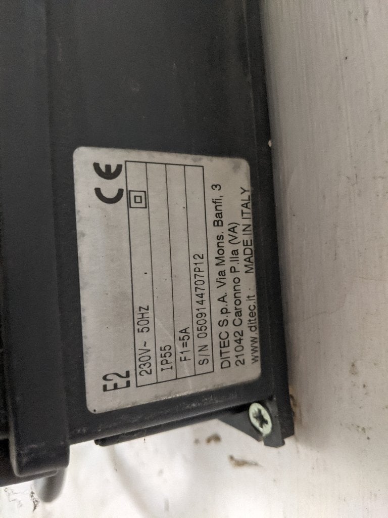 Boitier DITEC2 pour automatisation de porte.