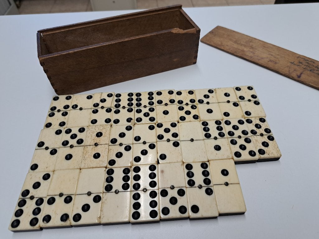 Vintage domino set in doos – mogelijk ivoor, Antiek en Kunst, Ophalen