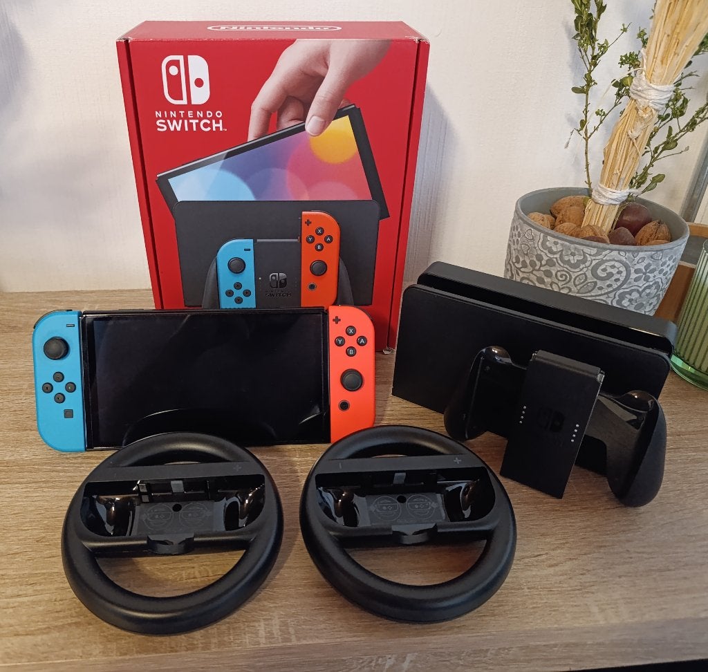Nintendo Switch Oled - Pack, Consoles de jeu & Jeux vidéo, Consoles de jeu | Nintendo Switch, Comme neuf, Switch OLED, Avec disque dur