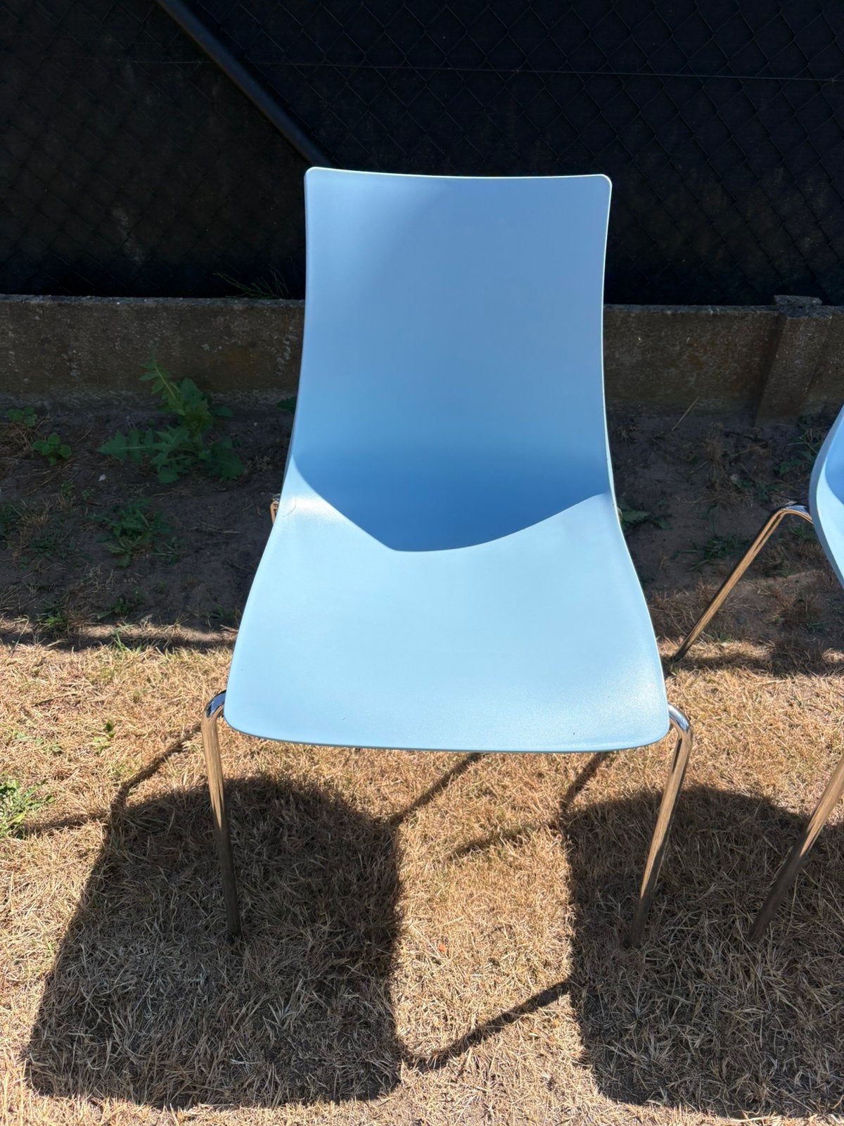 4 design stoelen lichtblauw, Huis en Inrichting, Stoelen, Ophalen, Zo goed als nieuw