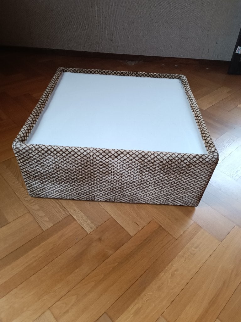 Vintage salontafel houten frame met bekleding rondom in stof, Huis en Inrichting, Tafels | Salontafels, Ophalen, 50 tot 100 cm