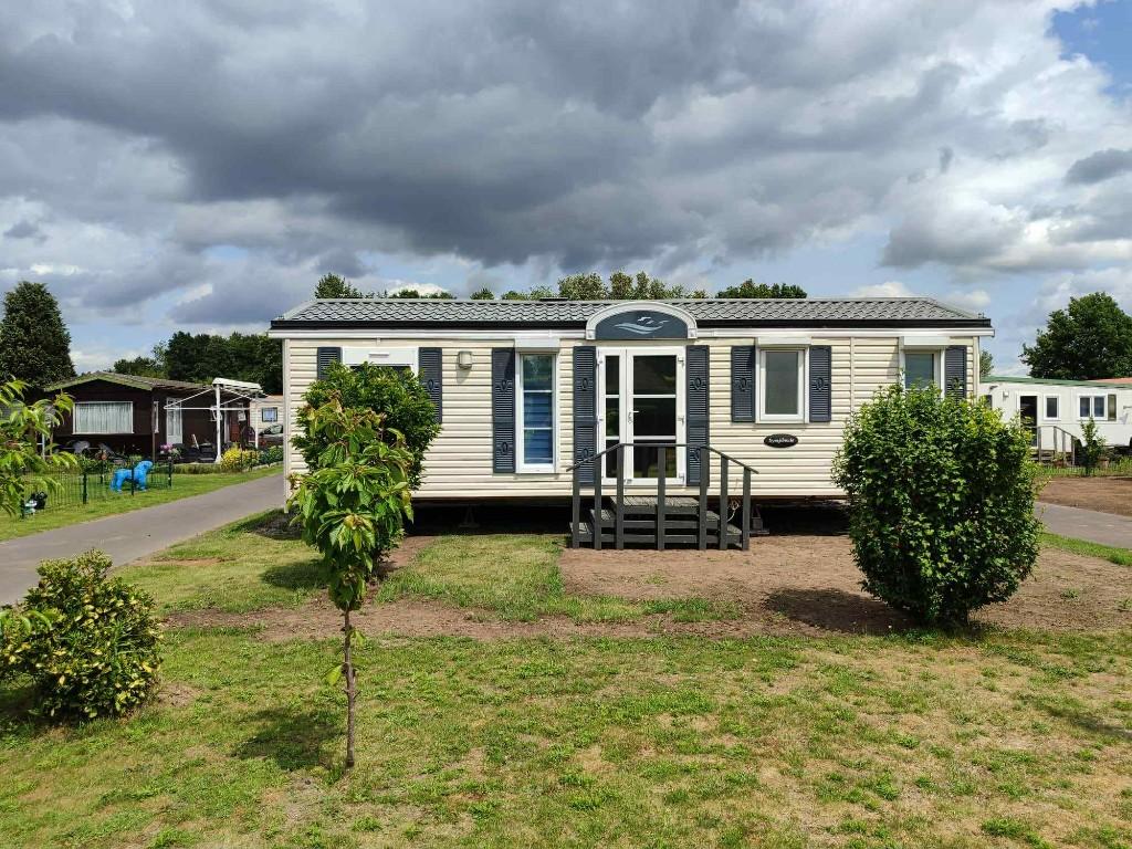 Stacaravan RapidHome mét staanplaats aan het donkmeer, Caravans en Kamperen