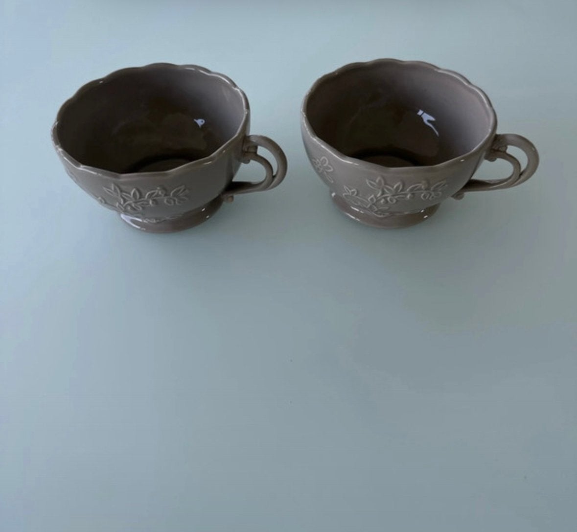Deux grandes tasses poterie duo, Enlèvement