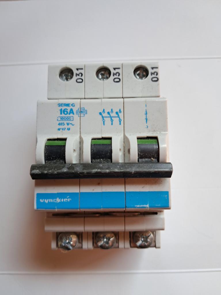 7 st. 3 polige automaten 16A 400V merk Vynckier, Ophalen, Gebruikt, Overige typen