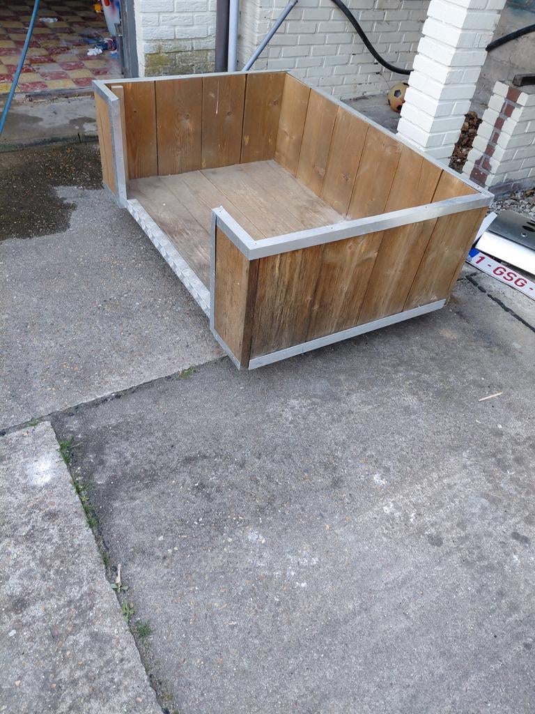 Honden mand steigerhout, Ophalen