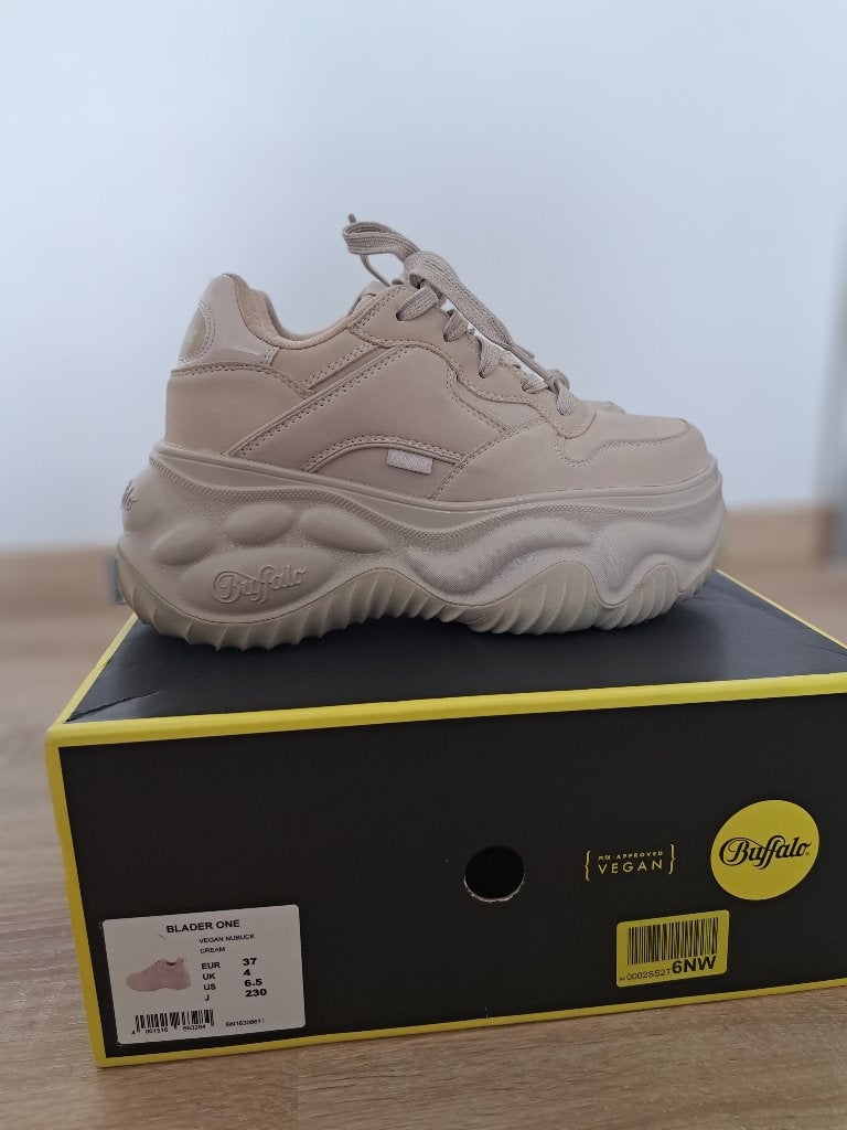 Chausure Buffalo, Kleding | Dames, Schoenen, Beige, Ophalen of Verzenden, Zo goed als nieuw, Sneakers