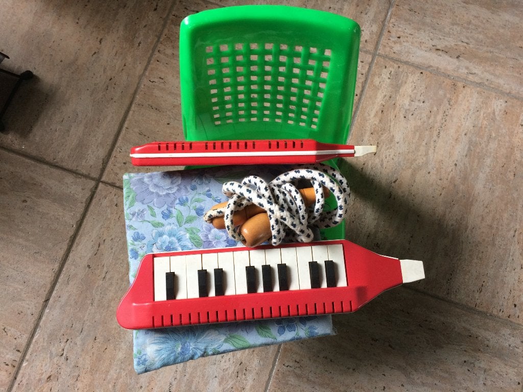 Lot retro speelgoed (kinderstoeltje, springtouw, melodica), Ophalen, Gebruikt