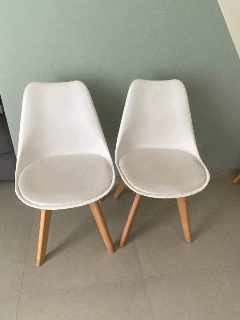 2 stoelen wit en houten poten, Gebruikt, Twee, Wit, Ophalen