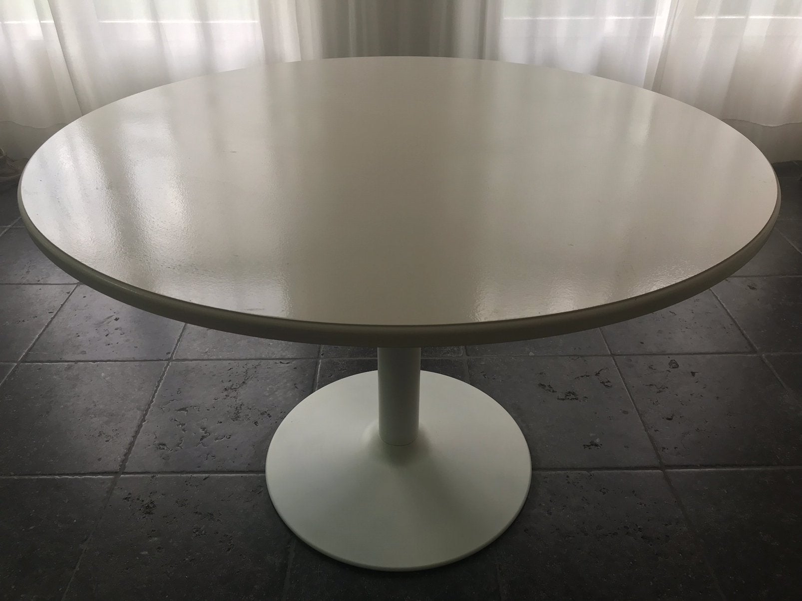 Ronde tafel wit metalen poot 115 cm doorsnede hoogte 76 cm, Ophalen, Rond, Zo goed als nieuw, Metaal
