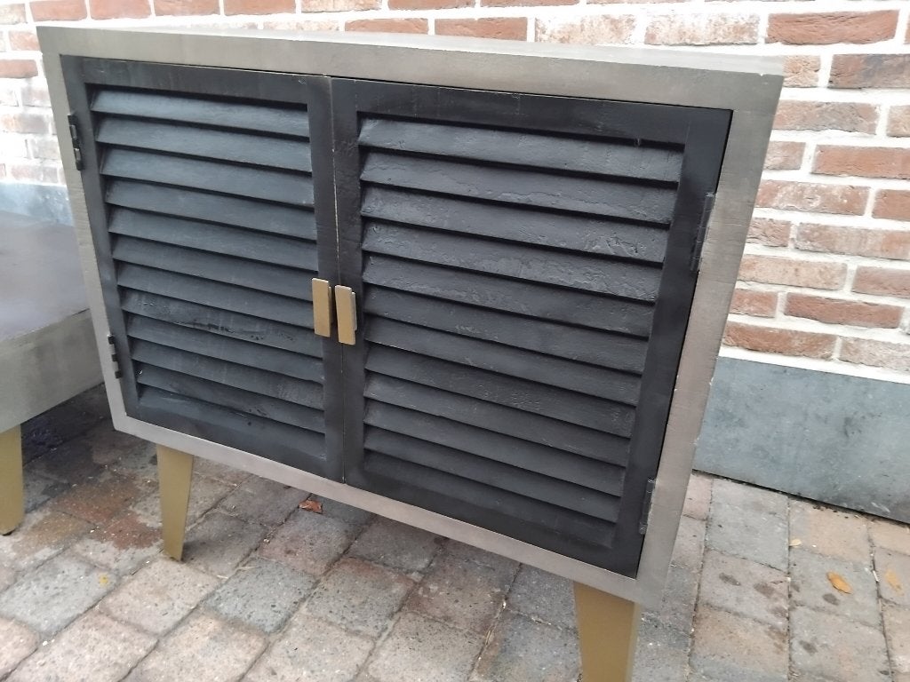 wandkast mango hout met zwarte lamellen deuren, Huis en Inrichting, Ophalen, Gebruikt