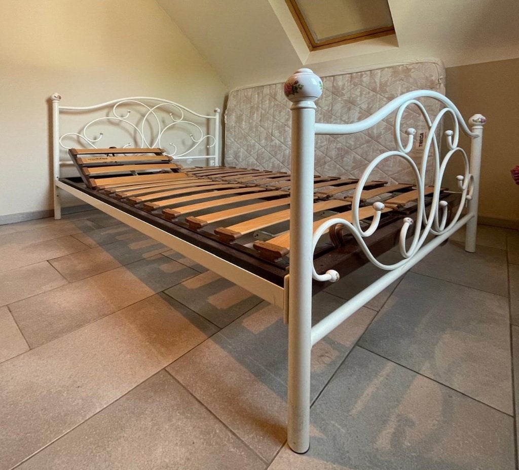 Lit complet 140x190 cm , sommier articulé + Matelas TRECA, Romantique, 140 cm, Enlèvement, Utilisé