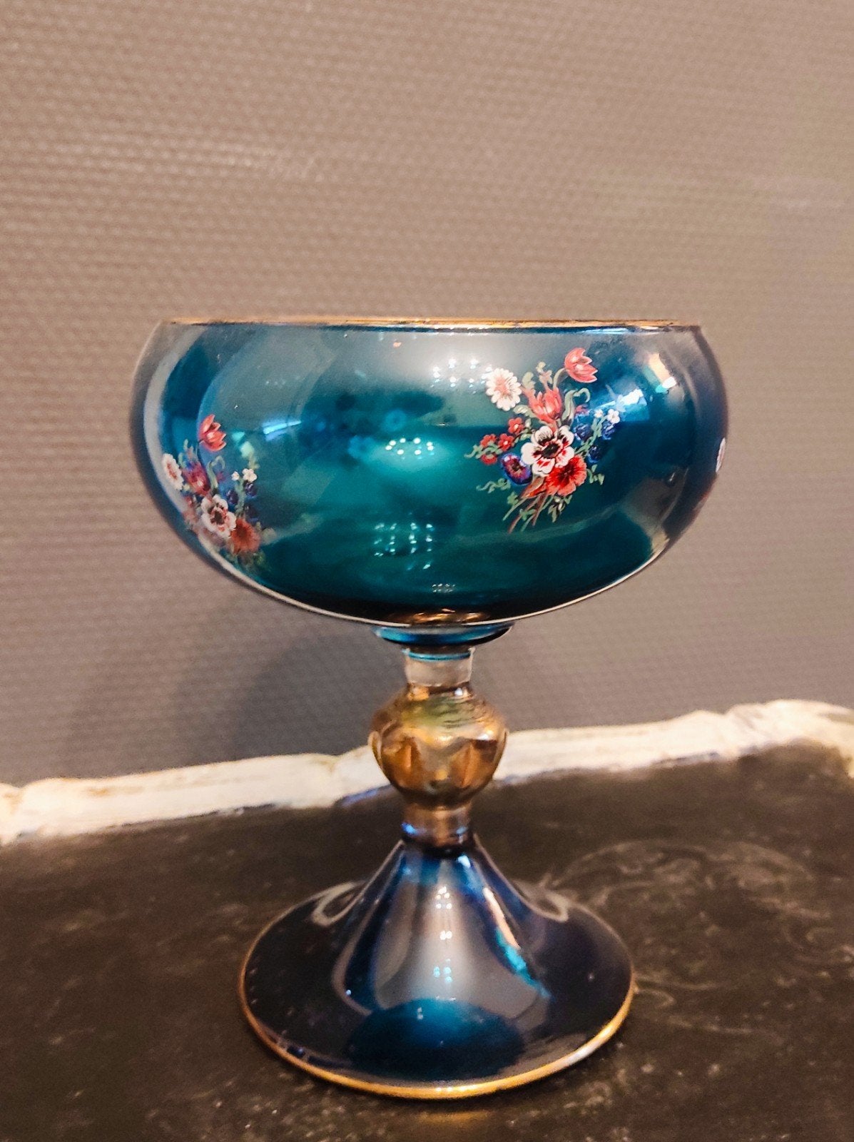 Blauwe vaas met handgeschilderde bloemen, Antiek en Kunst, Ophalen, Glas
