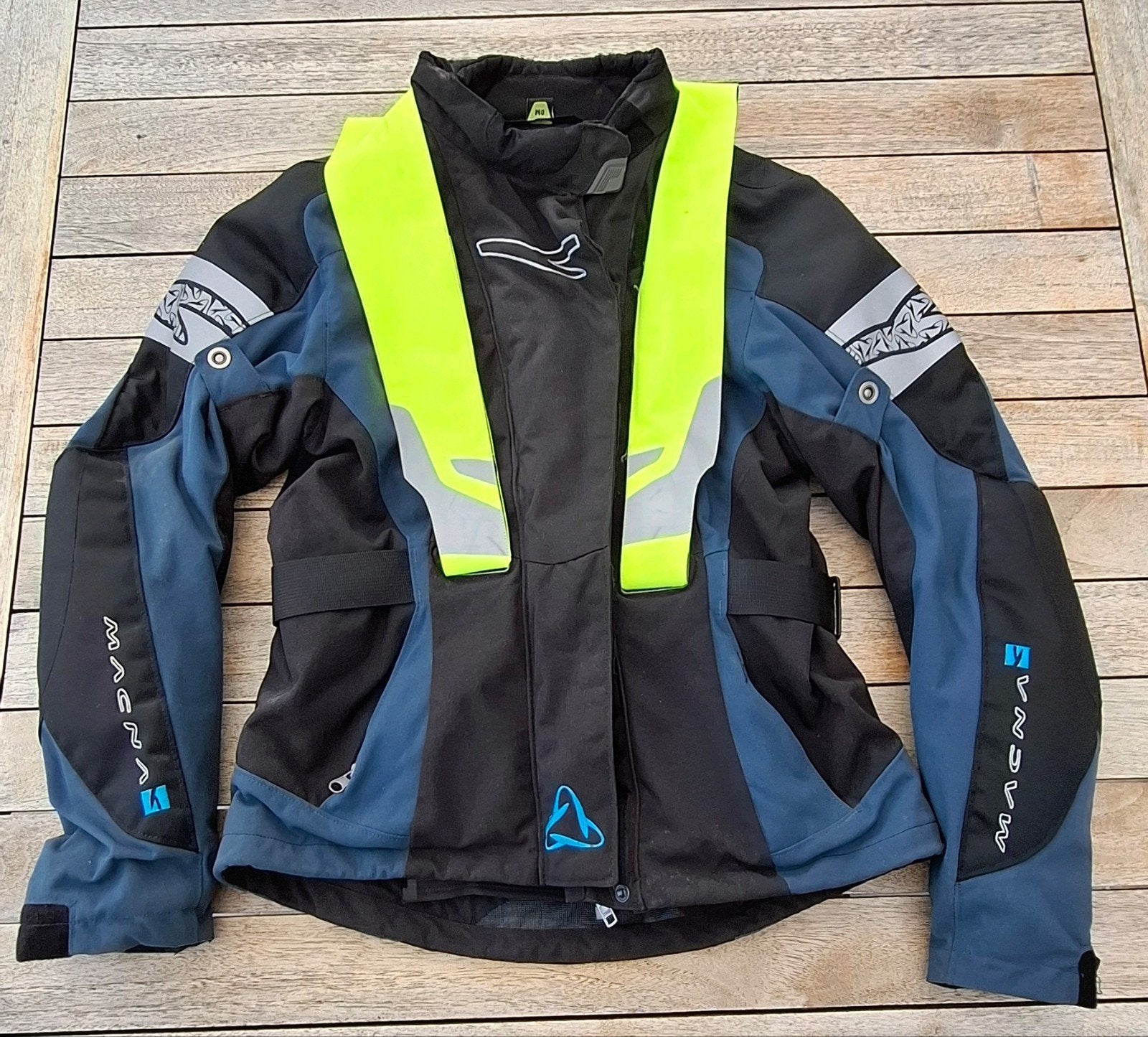 Gilet et pantalon pour enfant, Enlèvement