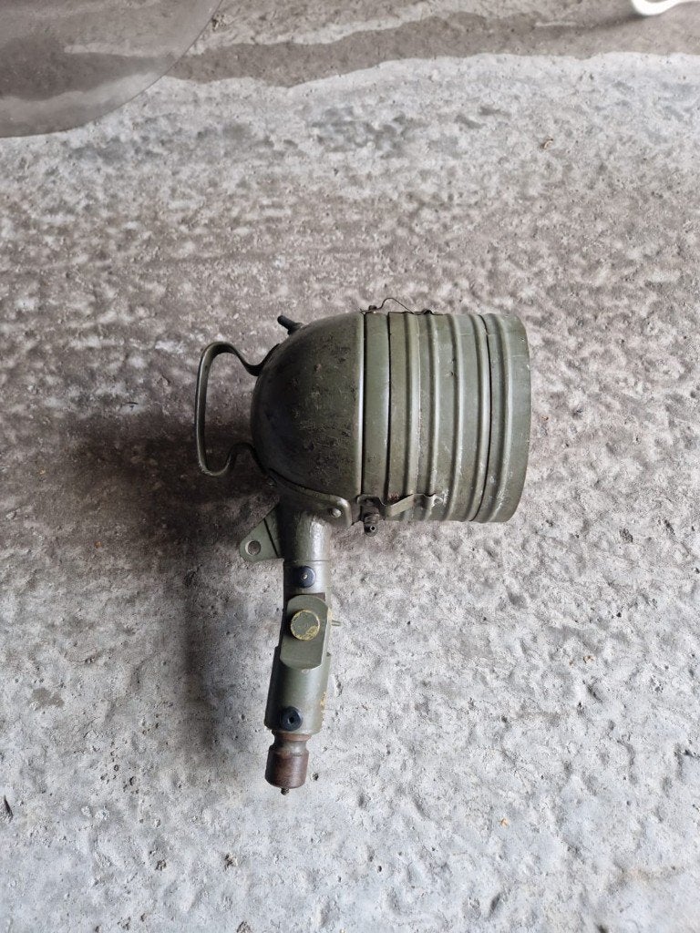 Marshall zoeklicht voor militair voertuig, Ophalen