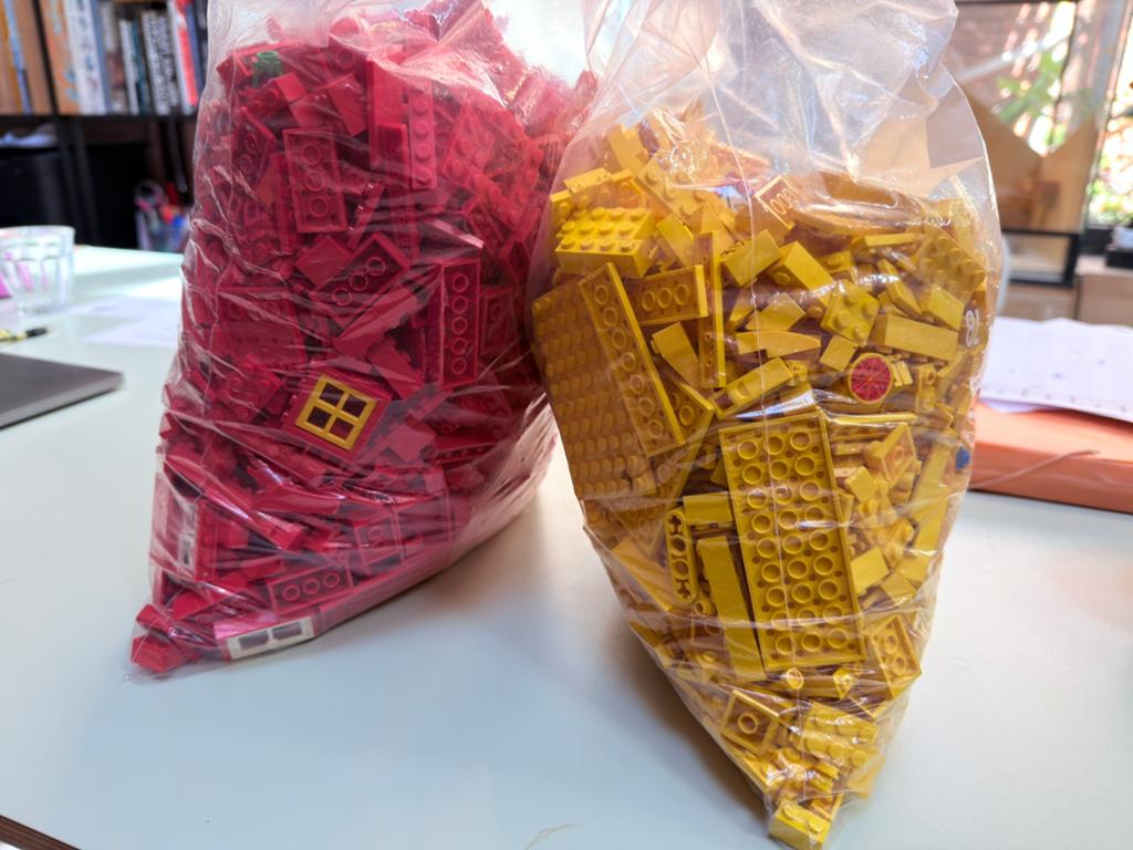 Lego bulk 1,4kg gele blokken en 1,7kg rode blokken, Gebruikt, Lego, Ophalen of Verzenden, Losse stenen