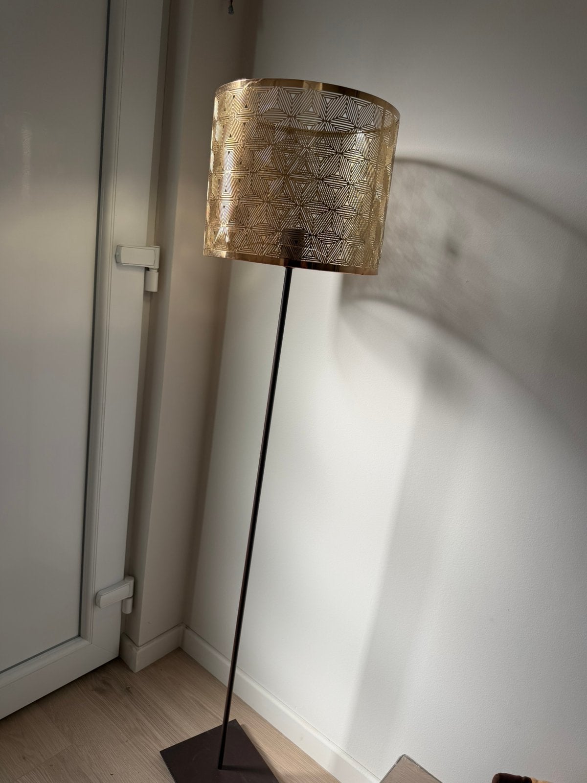 Vloerlamp met gouden kap, Ophalen