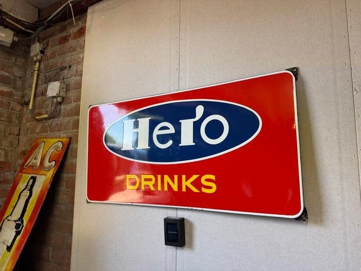 Vintage Hero Drinks Emaille Reclamebord