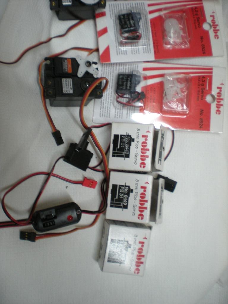 Assortiment servos, Hobby en Vrije tijd, Ophalen of Verzenden, Zo goed als nieuw