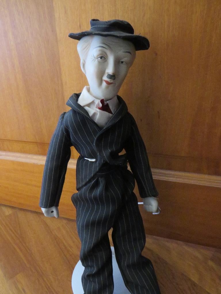 Porseleinen pop Charlie Chaplin, Verzamelen, Poppen, Ophalen of Verzenden, Zo goed als nieuw, Pop