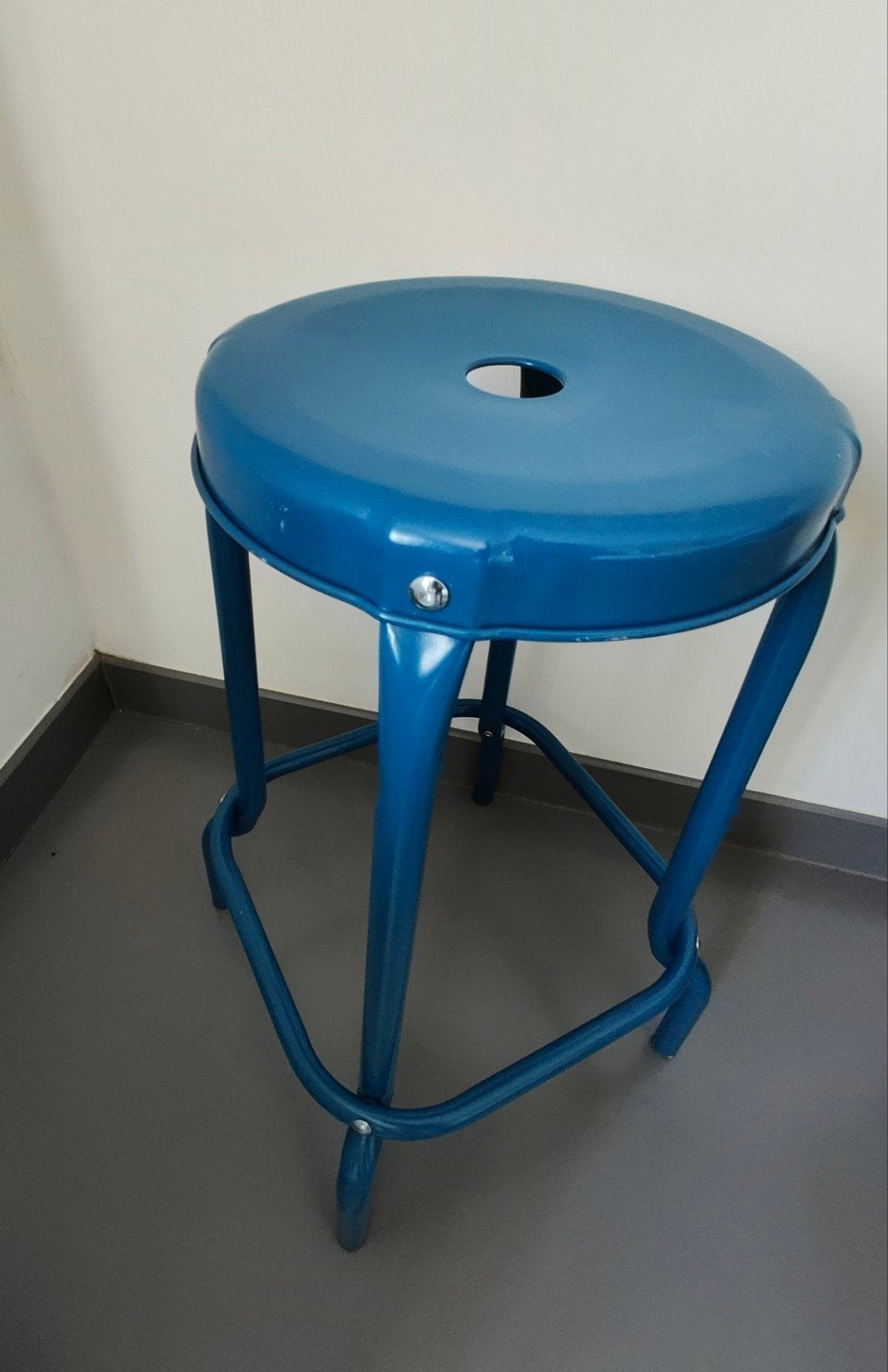IKEA RÅSKOG barkruk blauw – Ideaal voor op kot!, Huis en Inrichting, Ophalen, 60 tot 90 cm, Zo goed als nieuw, 1 kruk
