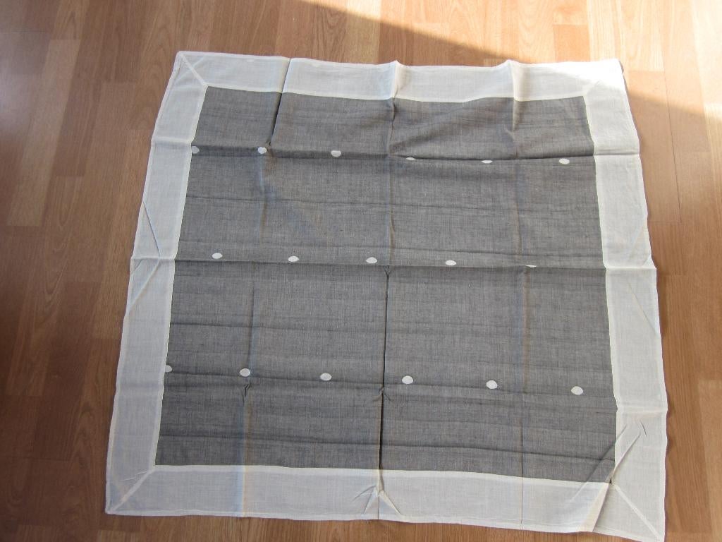 grijs-wit vierkant tafelkleed met witte bolletjes, Ophalen of Verzenden, Zo goed als nieuw, Grijs, Tafelkleed of Tafelzeil