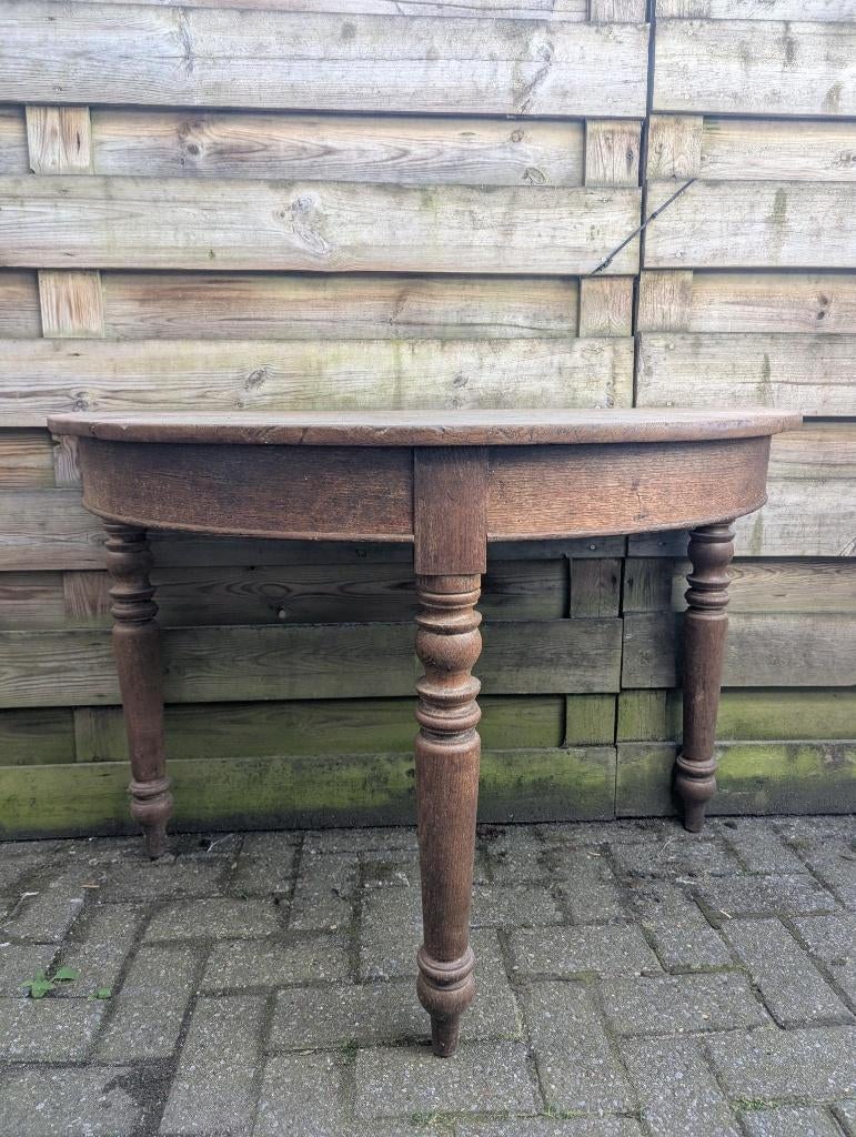Table en forme de croissant, Enlèvement