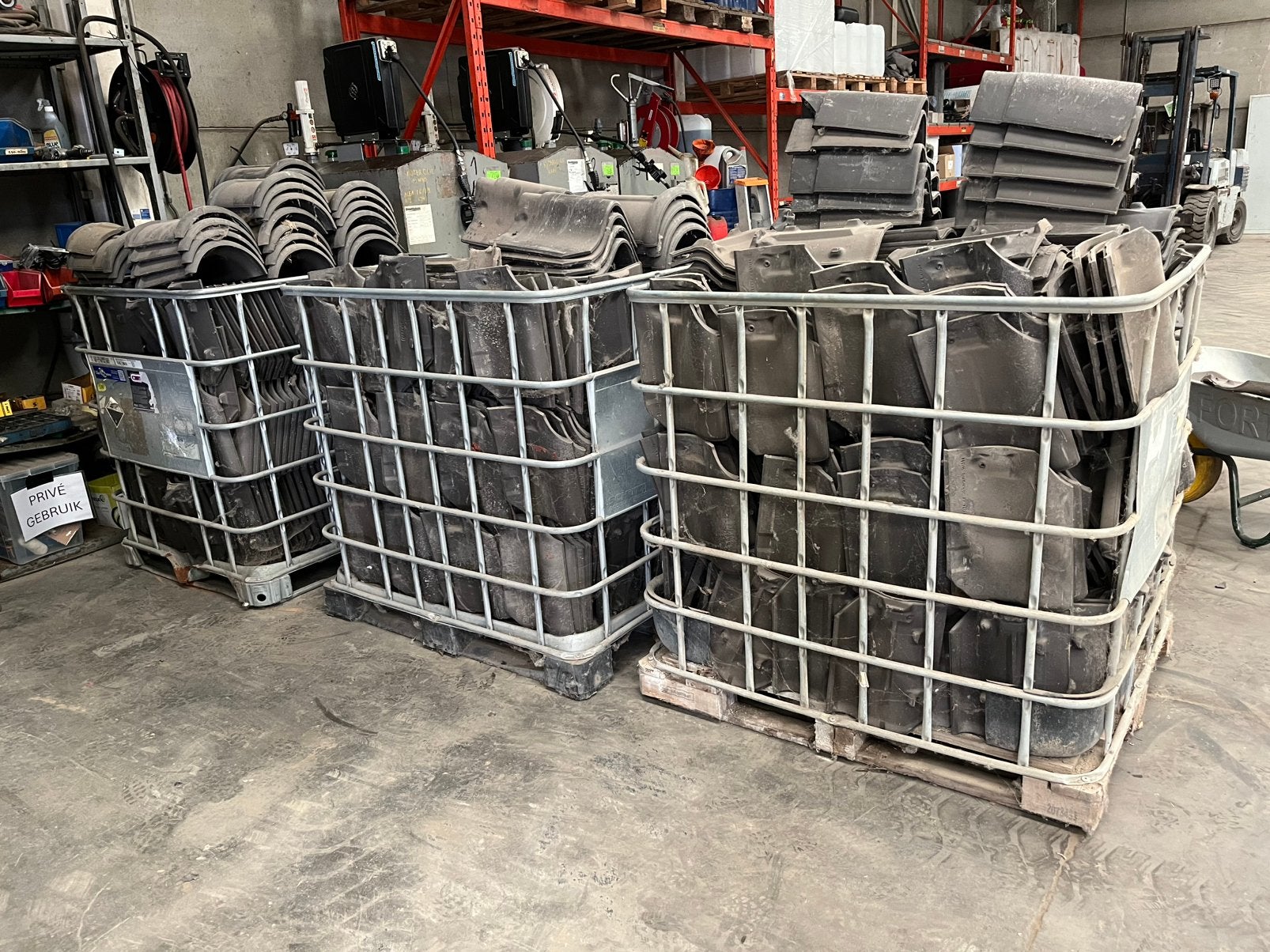 Vieilli Pot451 dakpannen en toebehoren – nieuwstaat, Doe-het-zelf en Bouw, Ophalen, Zo goed als nieuw, Blauw, Dakpannen