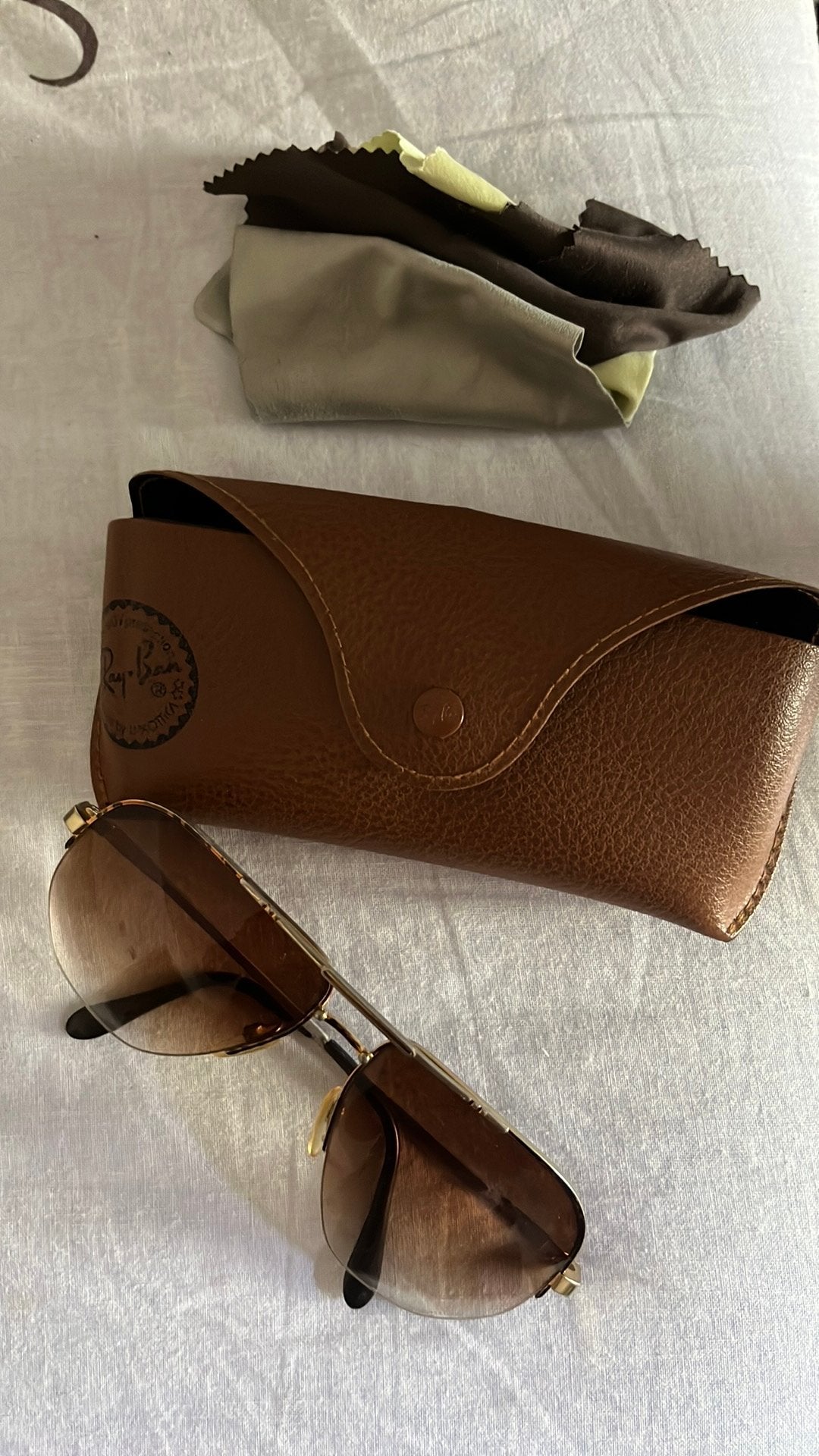 VENDS LUNETTE DE SOLEIL VINTAGE STYLE 70//80, Enlèvement, Comme neuf, Lunettes