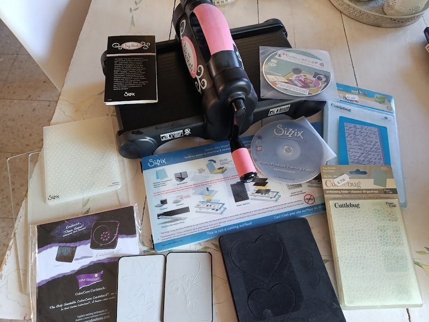 machine de découpe manuelle Sizzix + accessoires, Hobby & Loisirs créatifs, Enlèvement ou Envoi, Comme neuf