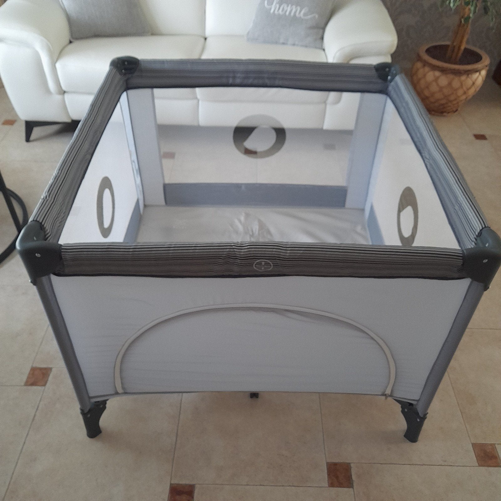 Baby & kinderbox Lionel, Ophalen, Zo goed als nieuw, Vierkant, Wieltjes