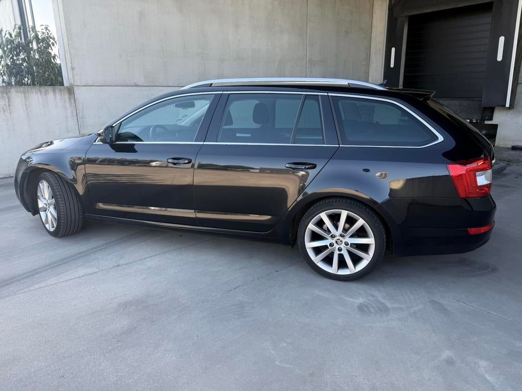 Skoda Octavia 1.4 benzine 150 pk – 77.000 km, Autos, Skoda, Achat, Boîte manuelle, Noir, 5 portes