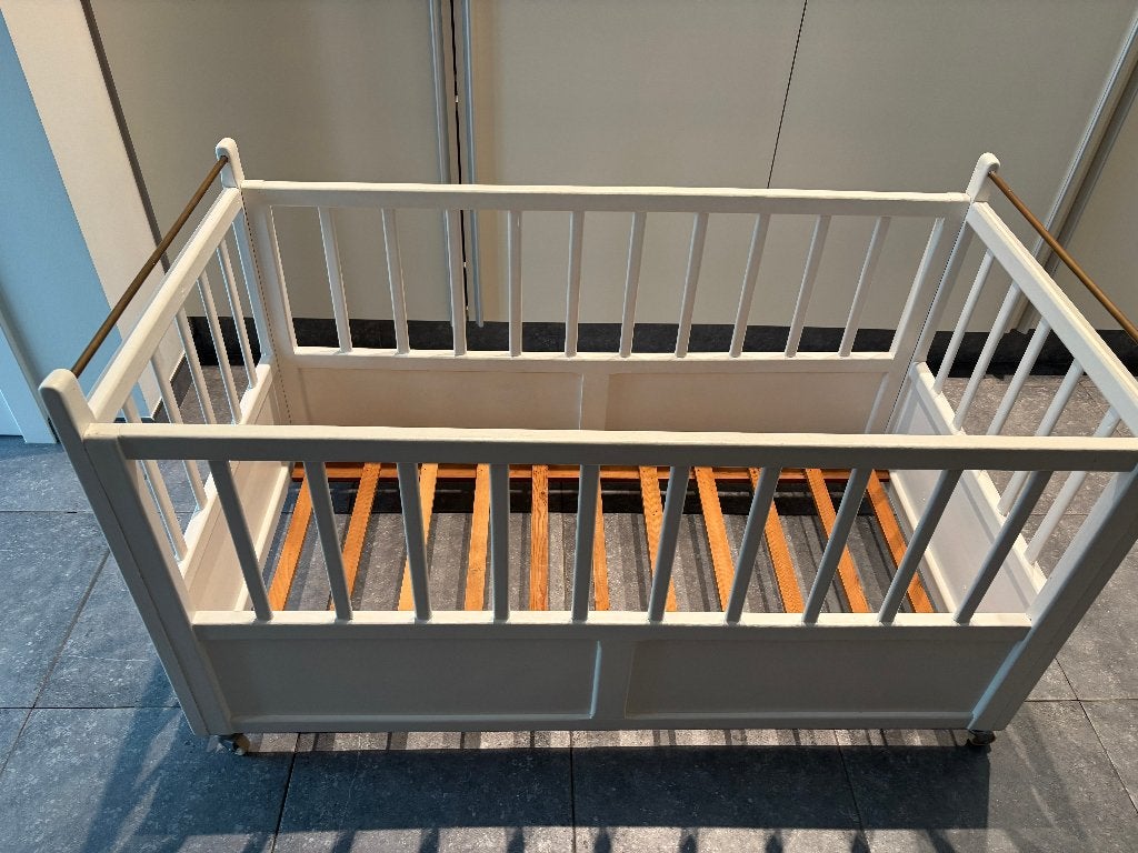 Lit bébé blanc à roulettes + matelas impeccable, Sommier à lattes, Moins de 70 cm, Enlèvement, Utilisé