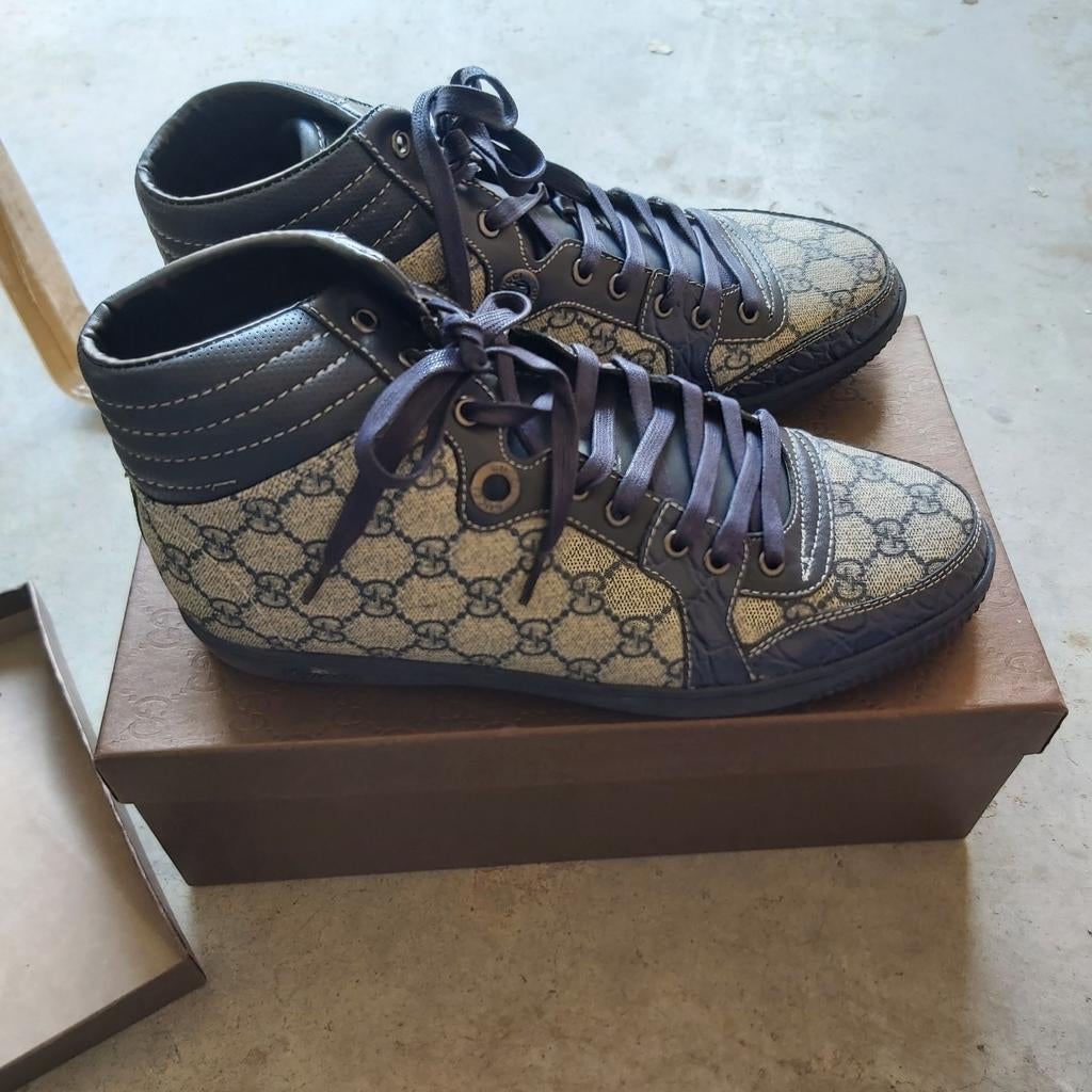 Chaussures  gucci  tout  neuf j amai peintures 42, Enlèvement