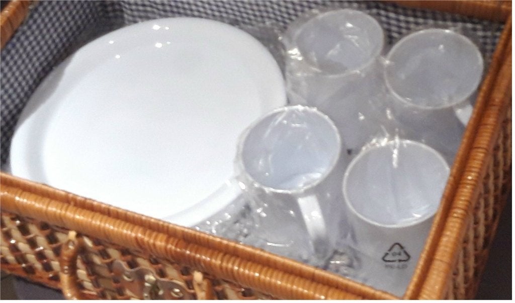 Plastic bekers, plastic borden, plastic bestek (tupperware), Huis en Inrichting, Keuken | Tupperware, Met bestek, Wit, Beker of Kan