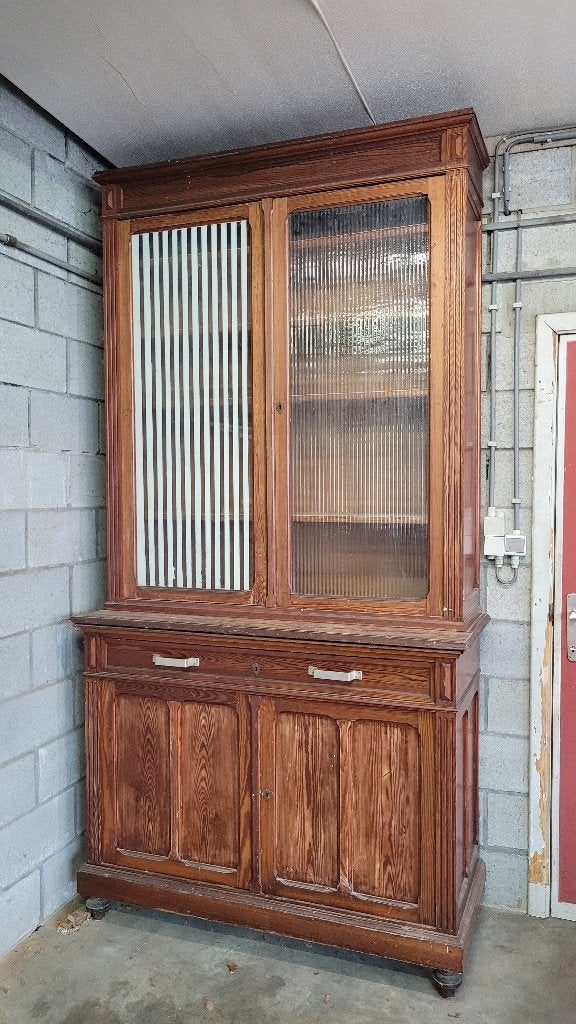 Extra hoge oude kast., Enlèvement