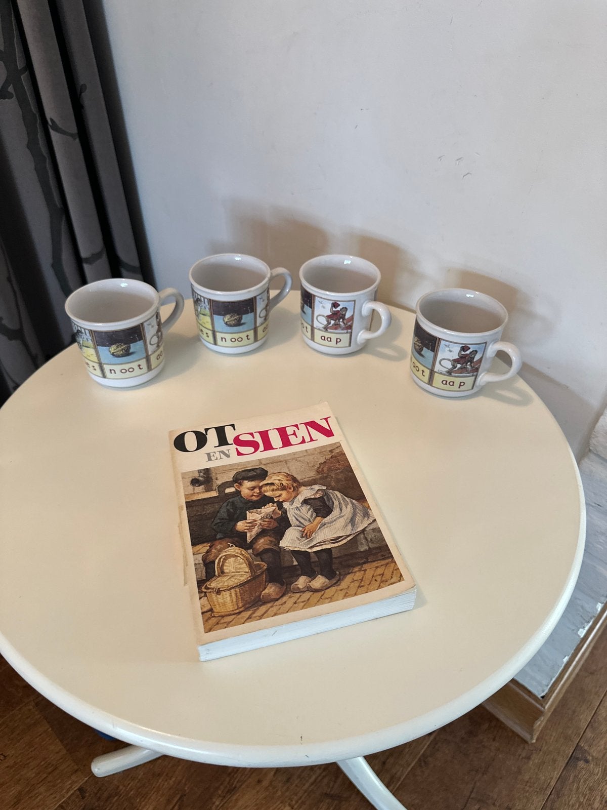 Ot en Sien boek en 4 bekers en boek Pim en Mien, Ophalen, Zo goed als nieuw