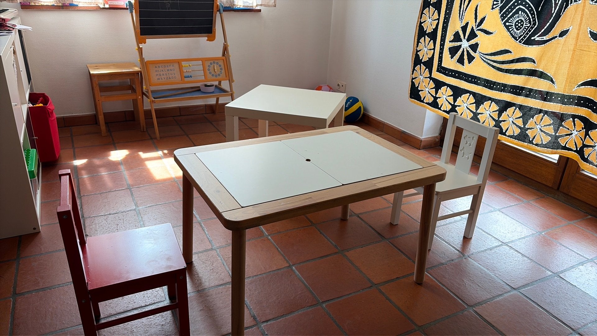 deux tables pour enfants et deux chaises